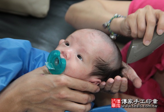 陳寶寶(台北萬華區到府嬰兒寶寶滿月剃頭理髮、免費到府嬰兒剃胎毛儀式吉祥話)。到府剃頭剃胎毛主持、專業拍照、DVD光碟、證書。★購買「臍帶章、肚臍章、胎毛筆刷印章」贈送：剃頭、收涎、抓周，三選一。2015.10.06 照片20